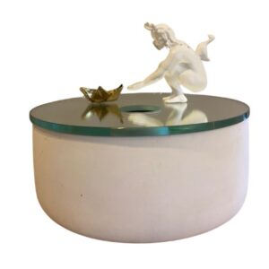 Alternative view of VASO REDONDO MENINO SOBRE ESPELHO