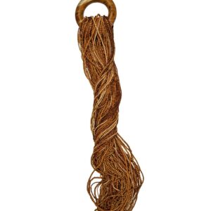 Colar de círculo de madeira teca/ com contas castanho médio e suporte (A 180cm x L 20cm x P 28cm)