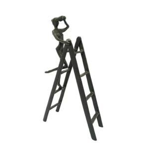 ESCULTURA EM FERRO PRETO OBSERVADOR NA ESCADA (A 26 x L 16 x C 6 cm)