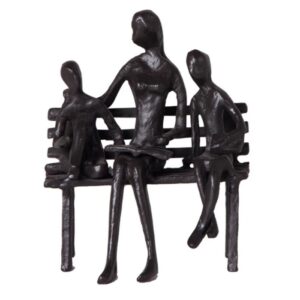 ESCULTURA MÃE NO BANCO
