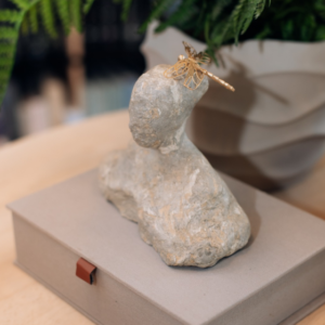 ESCULTURA MULHER INSETO NA CABEÇA