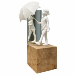 ESCULTURA MENINA GUARDA CHUVA