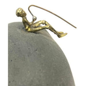 Alternative view of Escultura pescador latão -  parede base concreto cinza