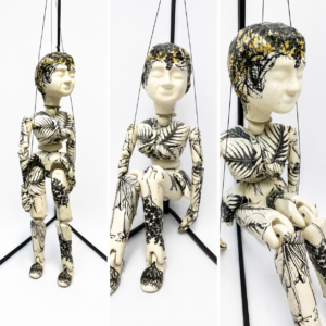BONECO / MARIONETE KATHINI BOTANI( 47 x 15 // TRiPÉ 70 x 40 )