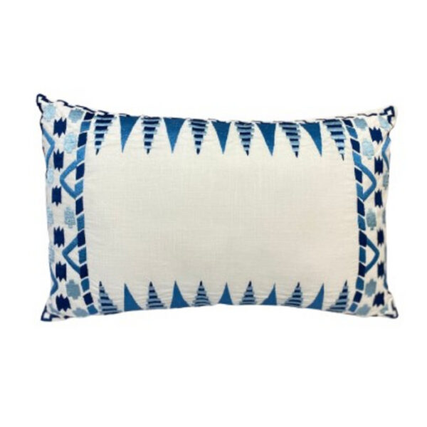 ALMOFADA BRANCA COM BORDADO  AZUL