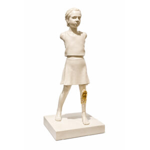 ESCULTURA MENINA LIVRE
