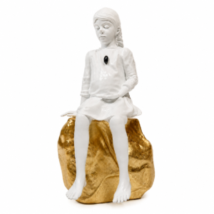ESCULTURA MENINA SENTADA